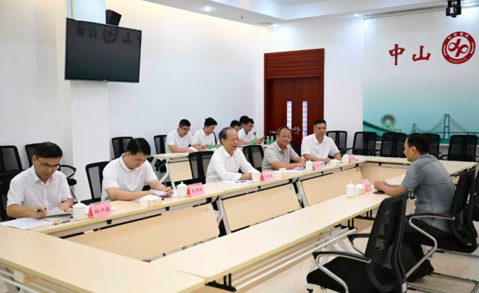 郭文海到市人民群众来访接待室接访群众：牢固树立和践行正确政绩观 千方百计为群众排忧解难